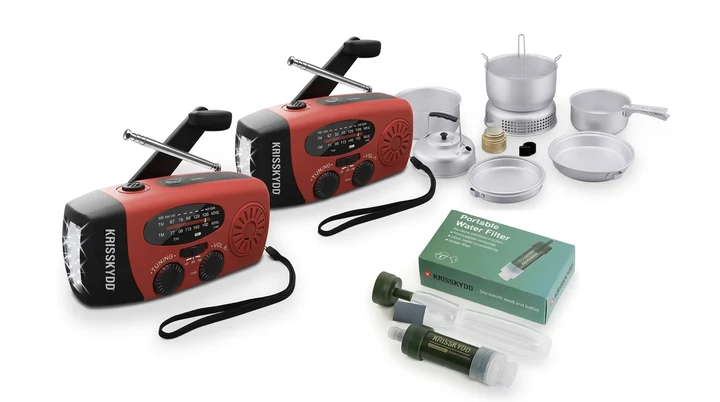Noodpakket met noodradio, waterfilter, kookset en noodslaapzak